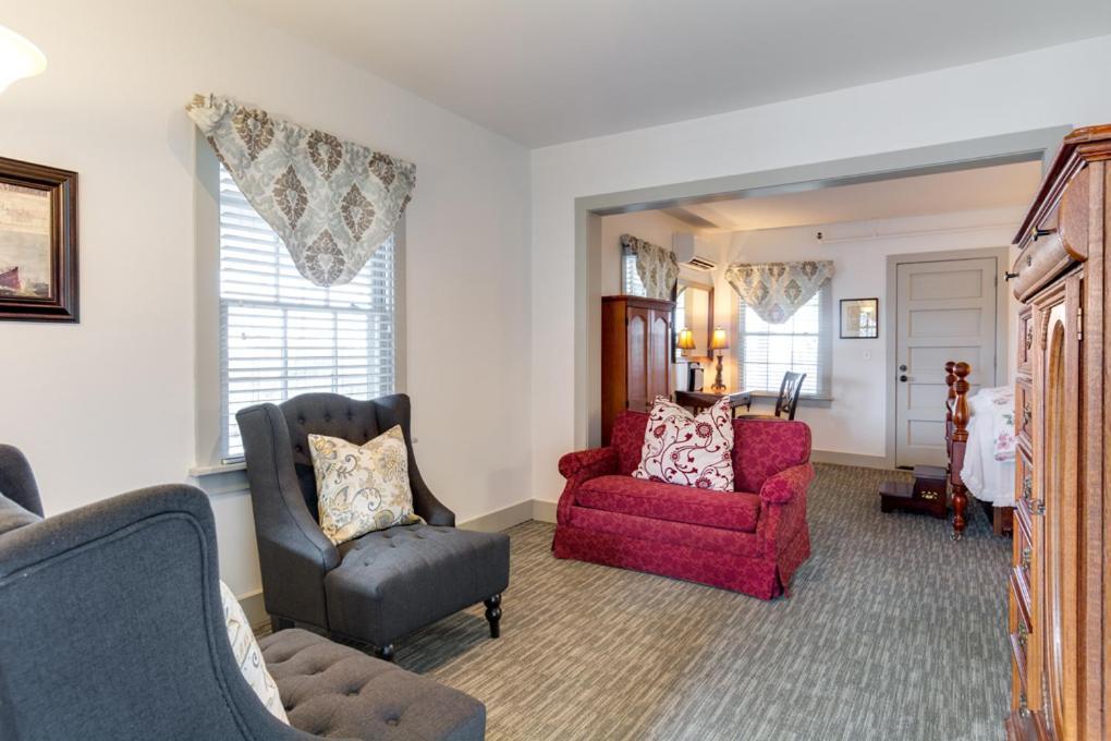 First Colony Hotel